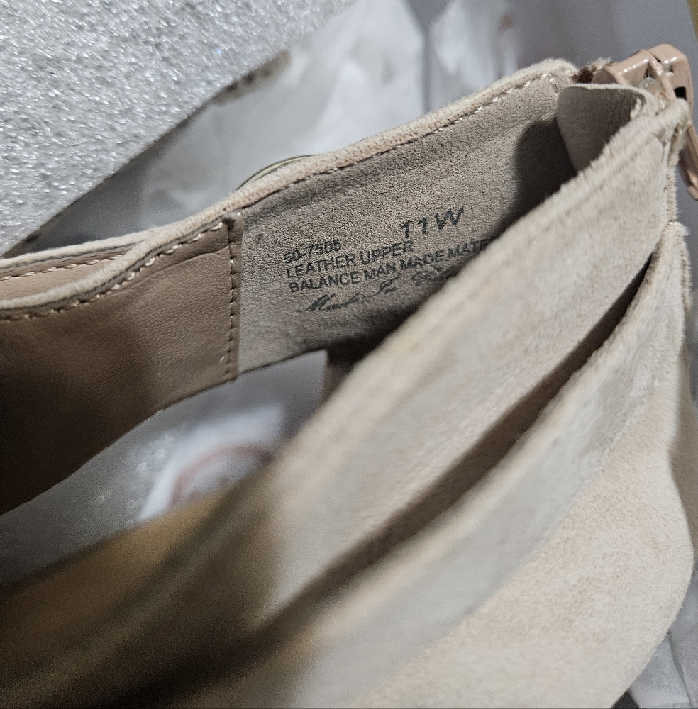 Bella Vita Tan Perforated Sandals 11W - Picture 8 of 8